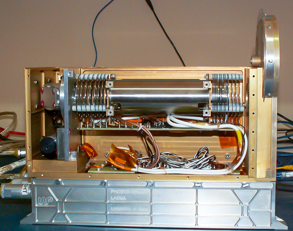 LASMA Phobus Grunt. The silvery box at the bottom ist the PFM model of the electronics from the University of Bern. Mounted above ist the analyser with the cover removed. The time-of-flight mass spectrometer is in the upper part of the analyser. On the left side is the laser section. On the top-right is the sample wheel.